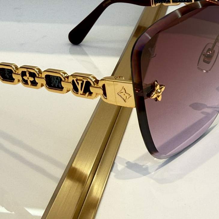 Picture of Louis Vuitton Sunglasses _SKUfw77095910fw